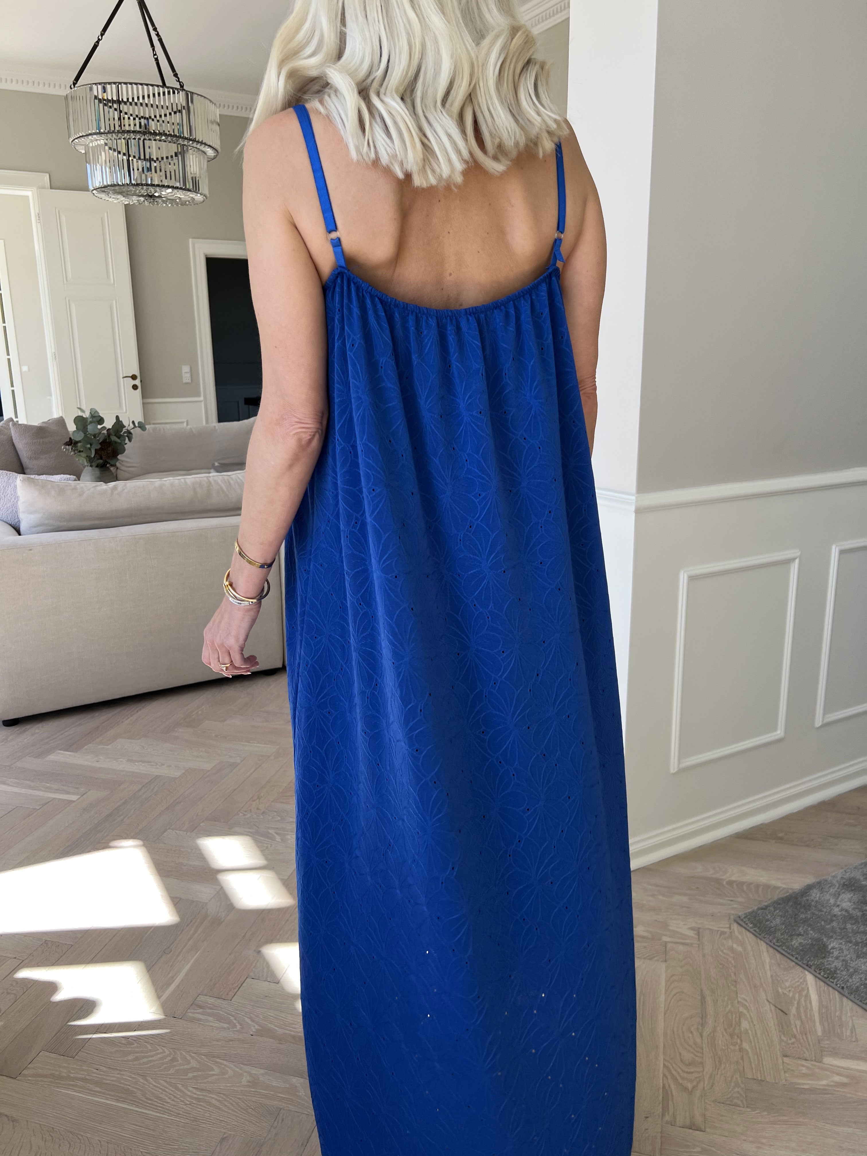 Emilie - Stropkjole i blødt stof med broderie anglaise